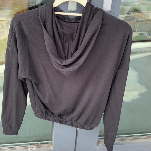 Black cropped scrunched hoodie - Picture 3 of 5